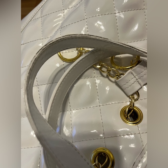 White Vinyl Quilted Fashion Handbag Tote - Picture 4 of 9